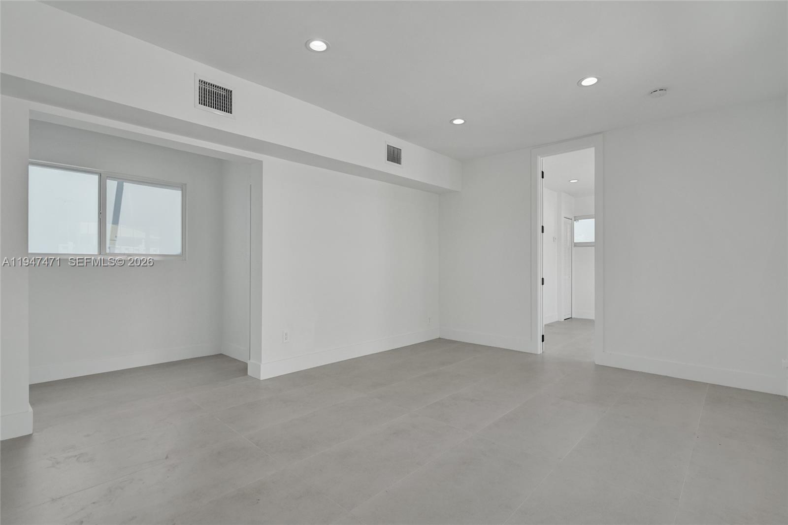 HOLLYWOOD HILLS - Residential