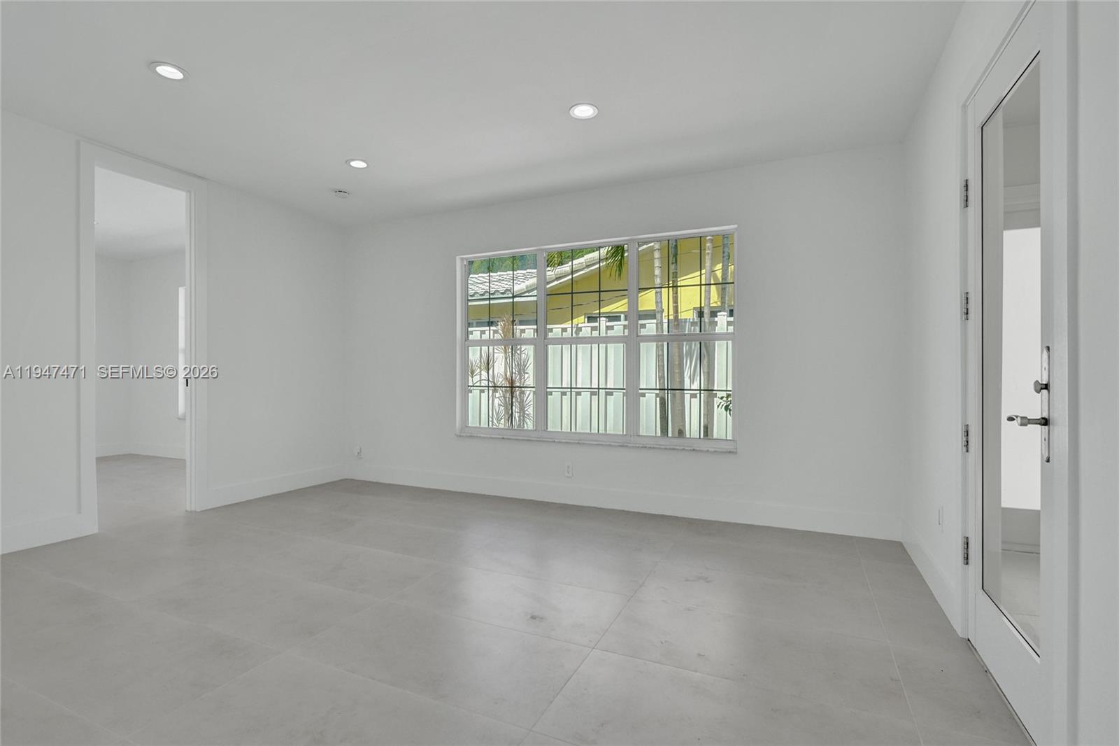 HOLLYWOOD HILLS - Residential