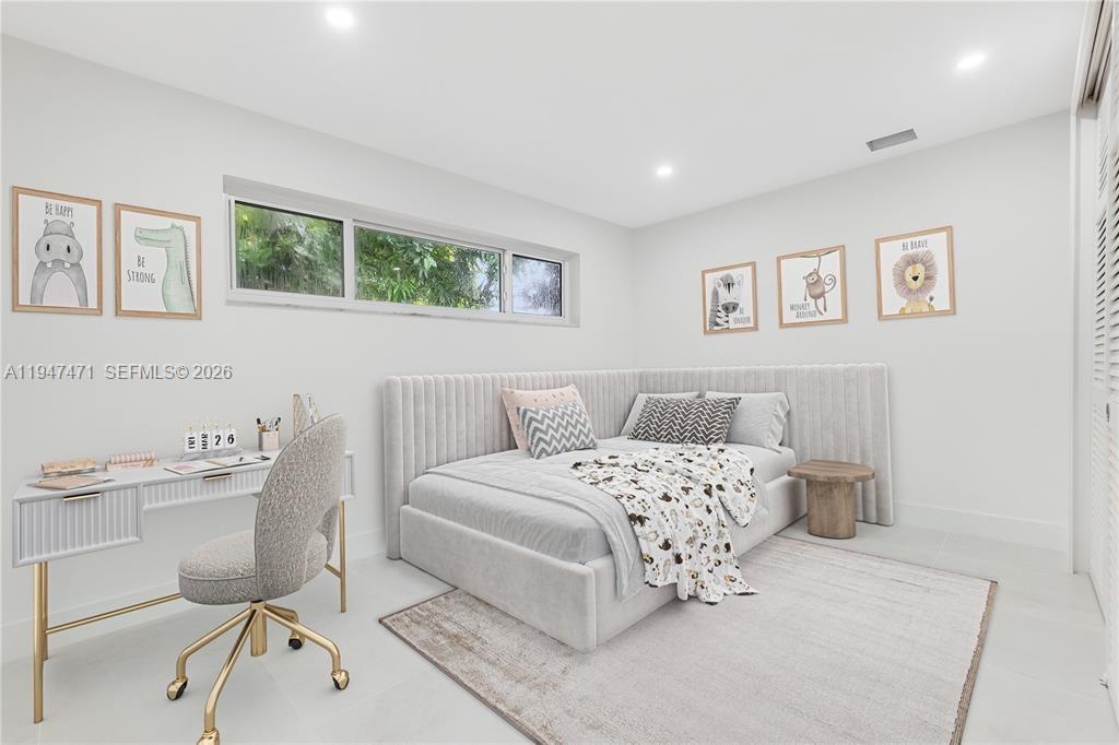 HOLLYWOOD HILLS - Residential