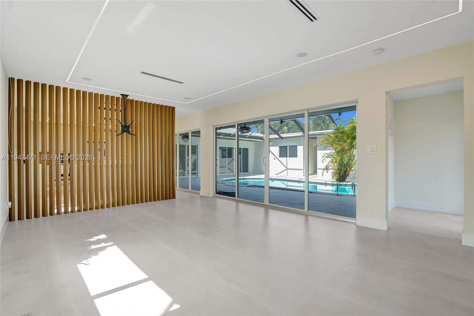 HOLLYWOOD HILLS - Residential