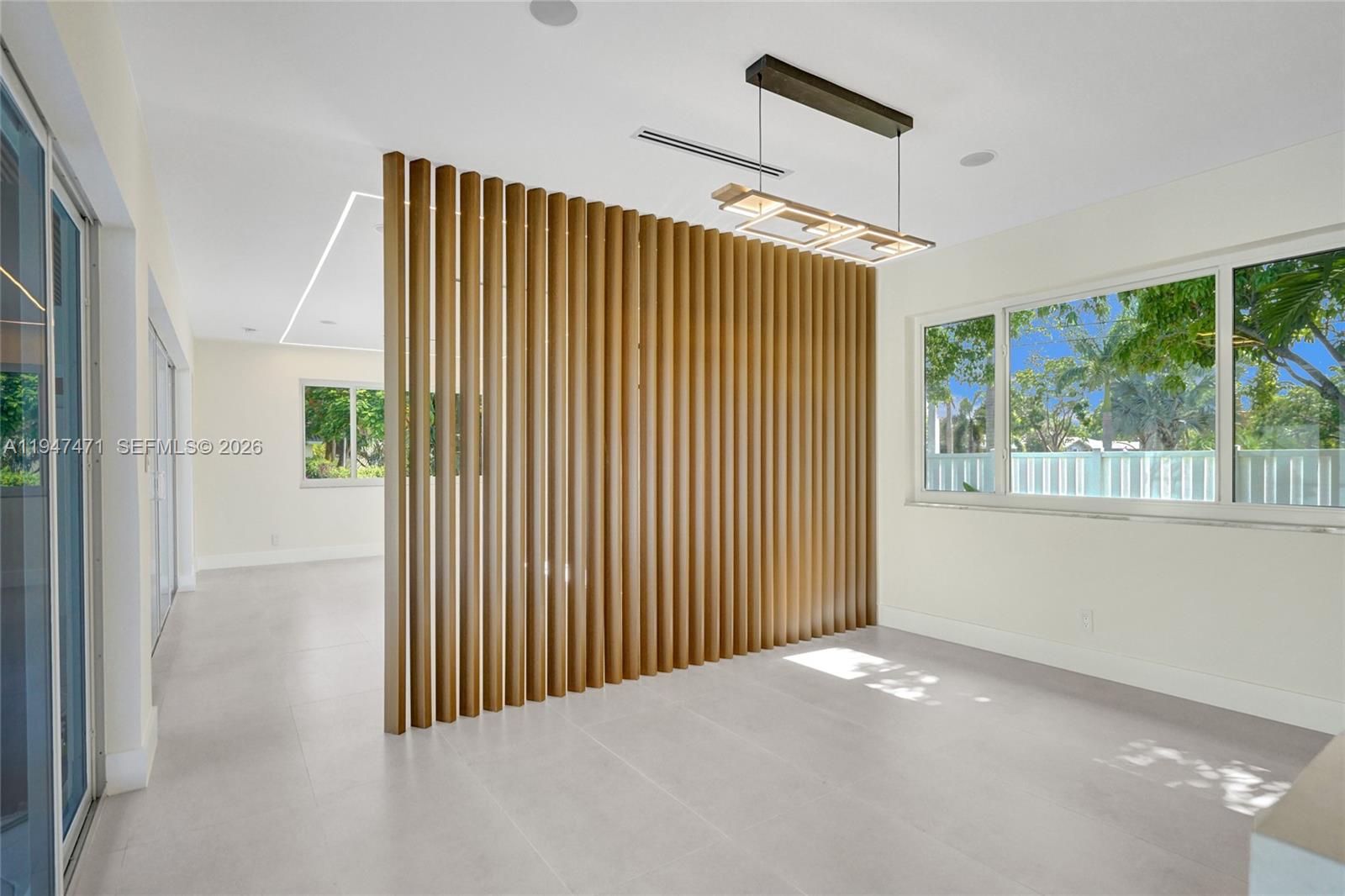 HOLLYWOOD HILLS - Residential