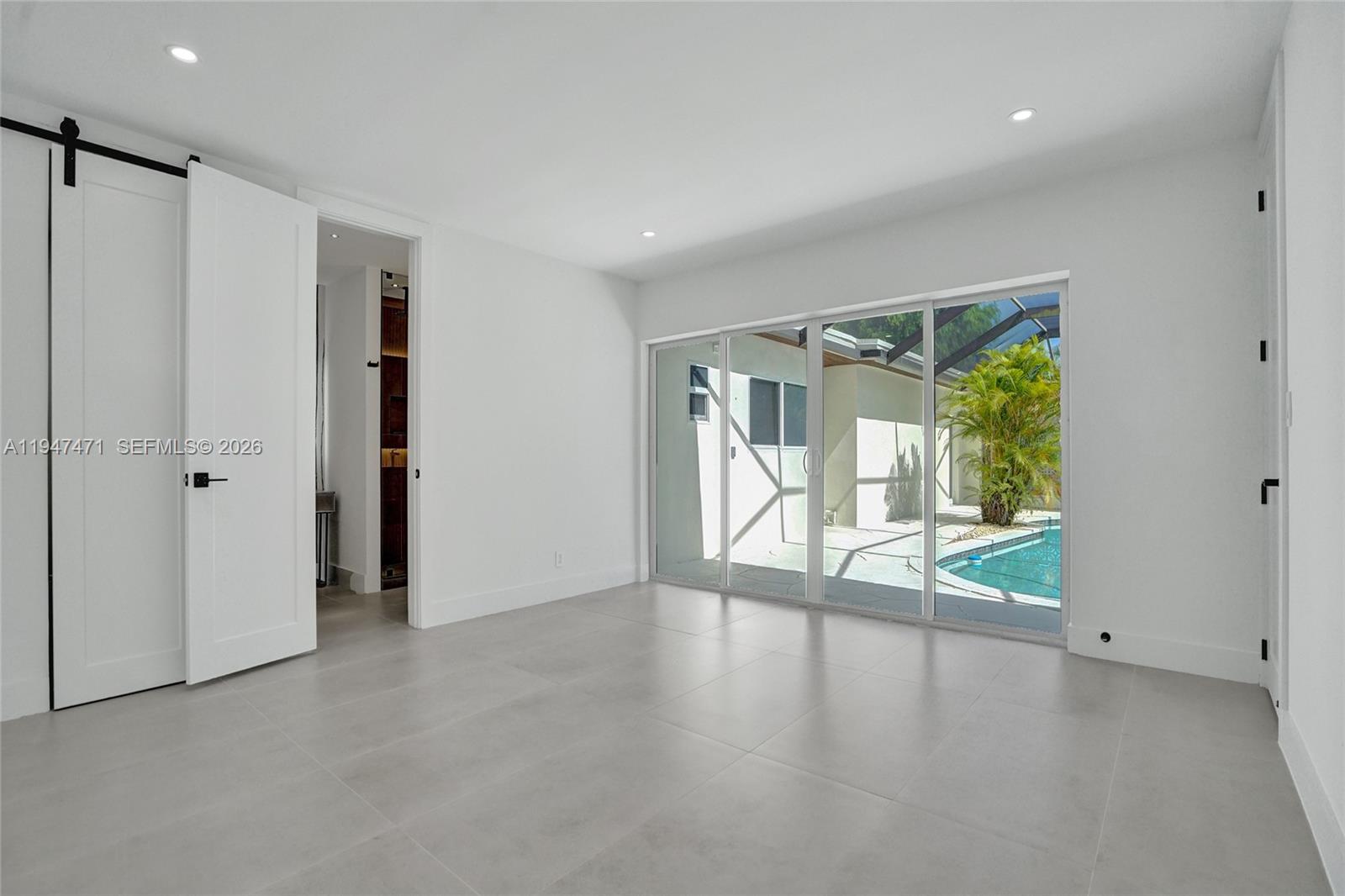 HOLLYWOOD HILLS - Residential