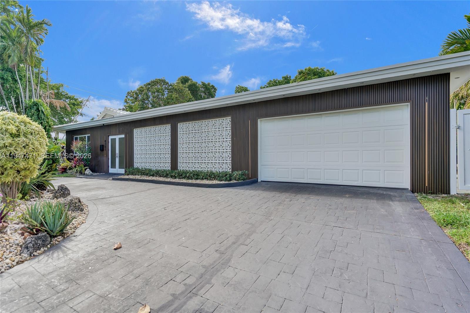 HOLLYWOOD HILLS - Residential