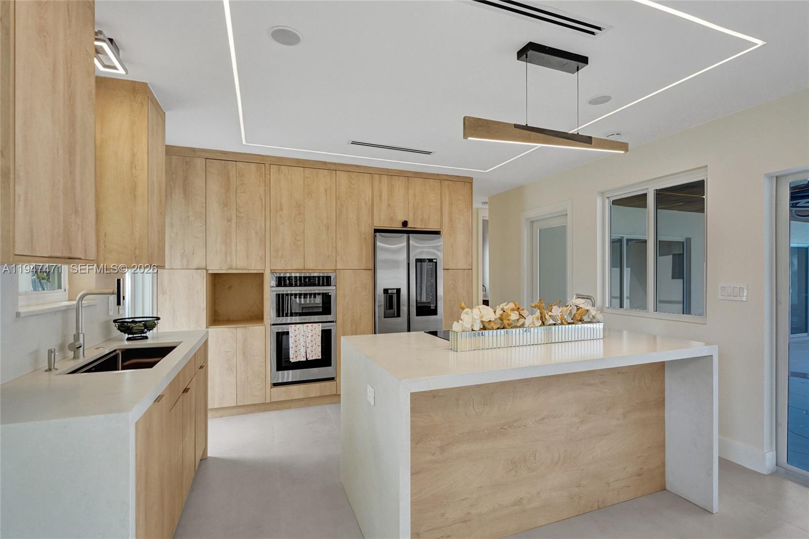 HOLLYWOOD HILLS - Residential