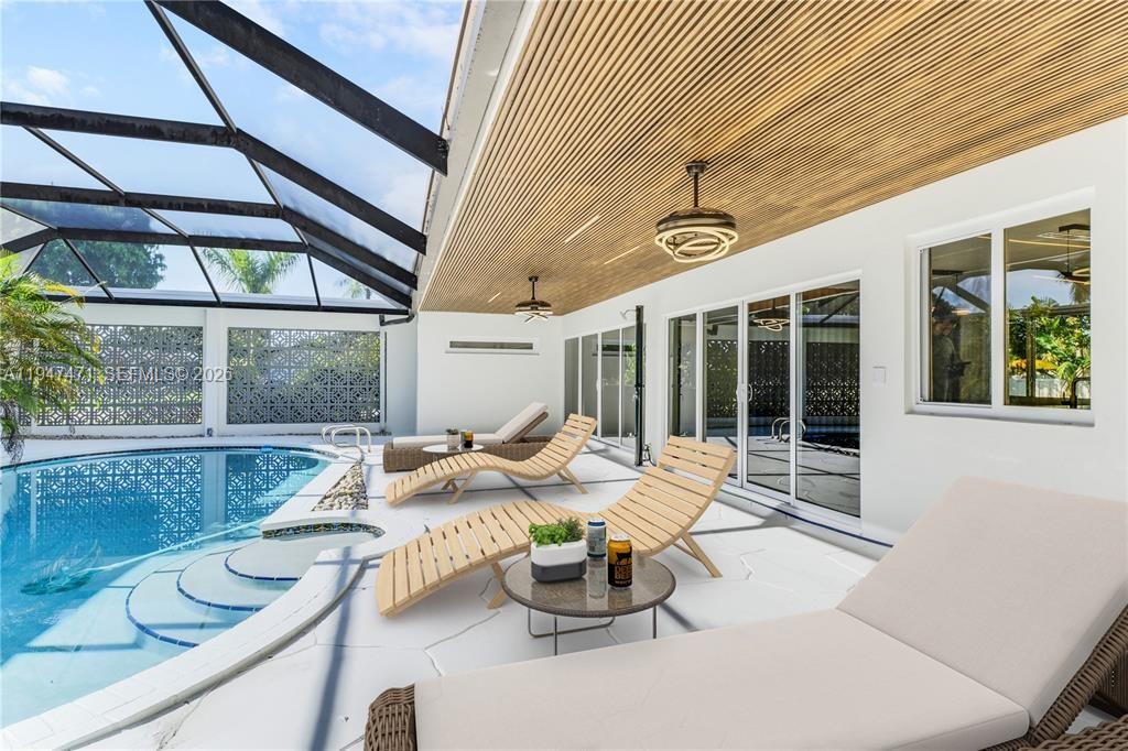 HOLLYWOOD HILLS - Residential