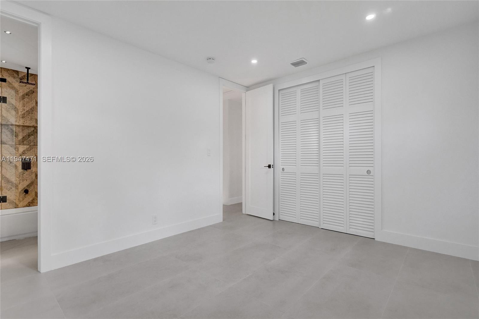 HOLLYWOOD HILLS - Residential