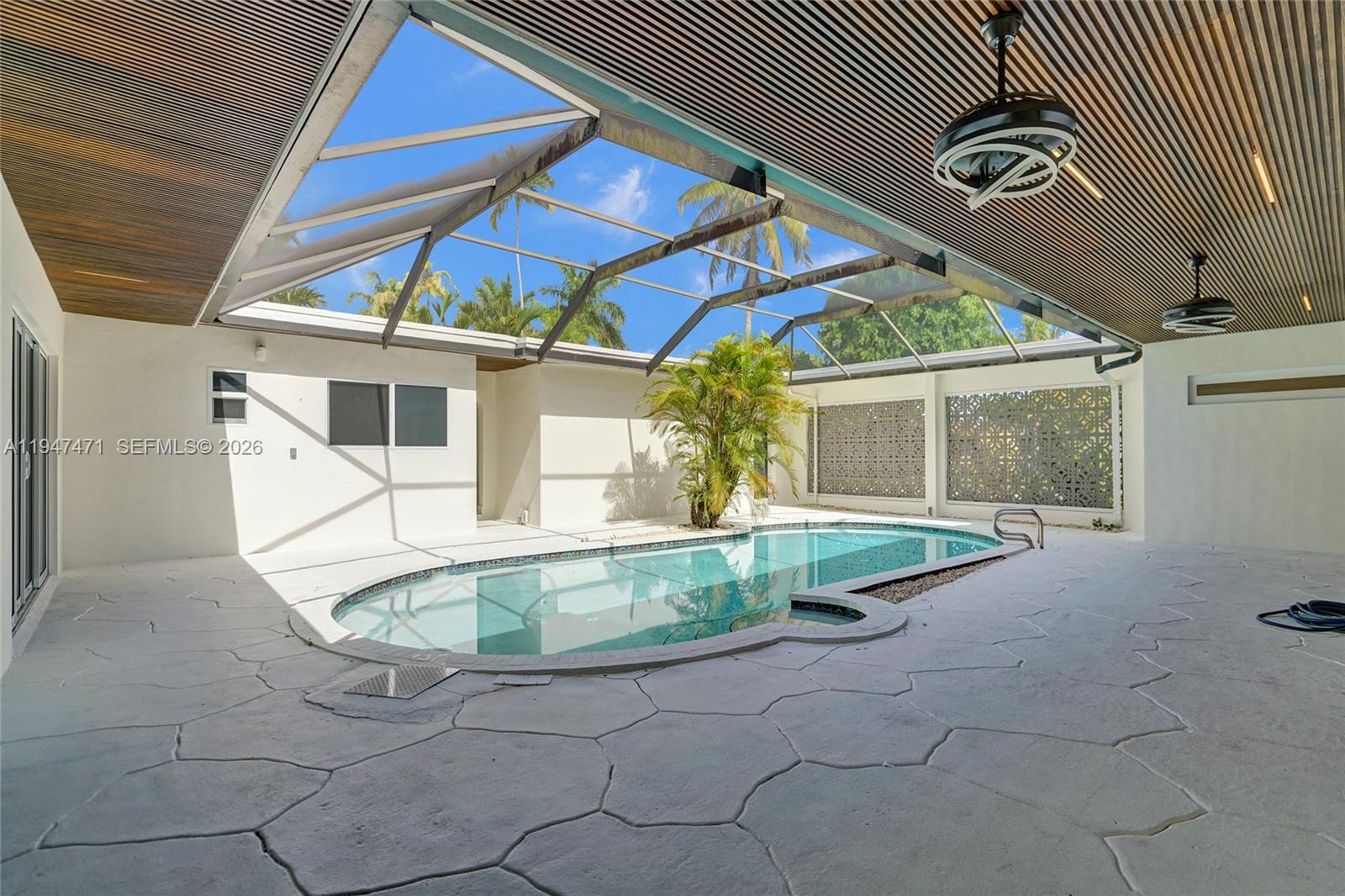 HOLLYWOOD HILLS - Residential