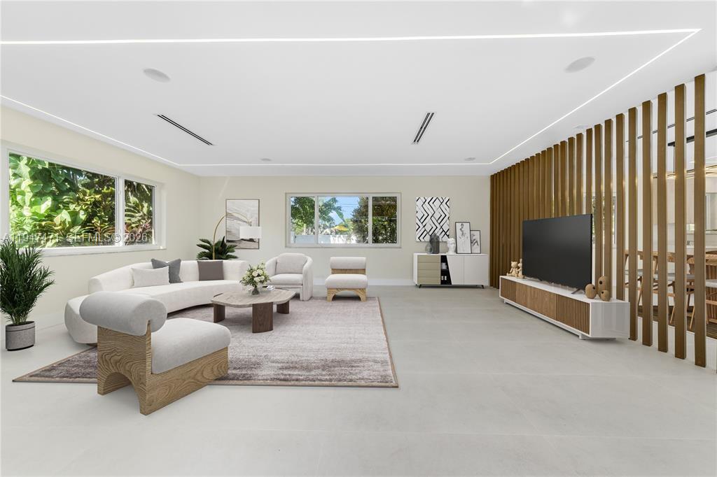 HOLLYWOOD HILLS - Residential