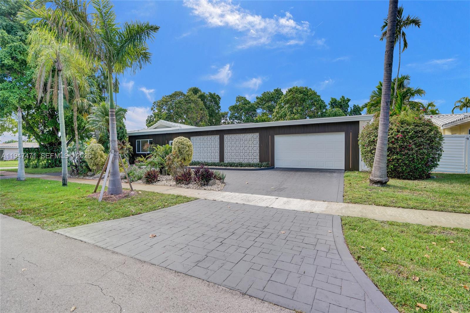 HOLLYWOOD HILLS - Residential