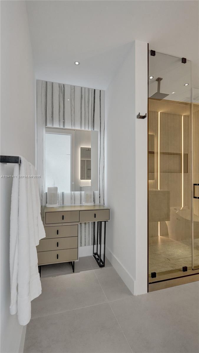 HOLLYWOOD HILLS - Residential