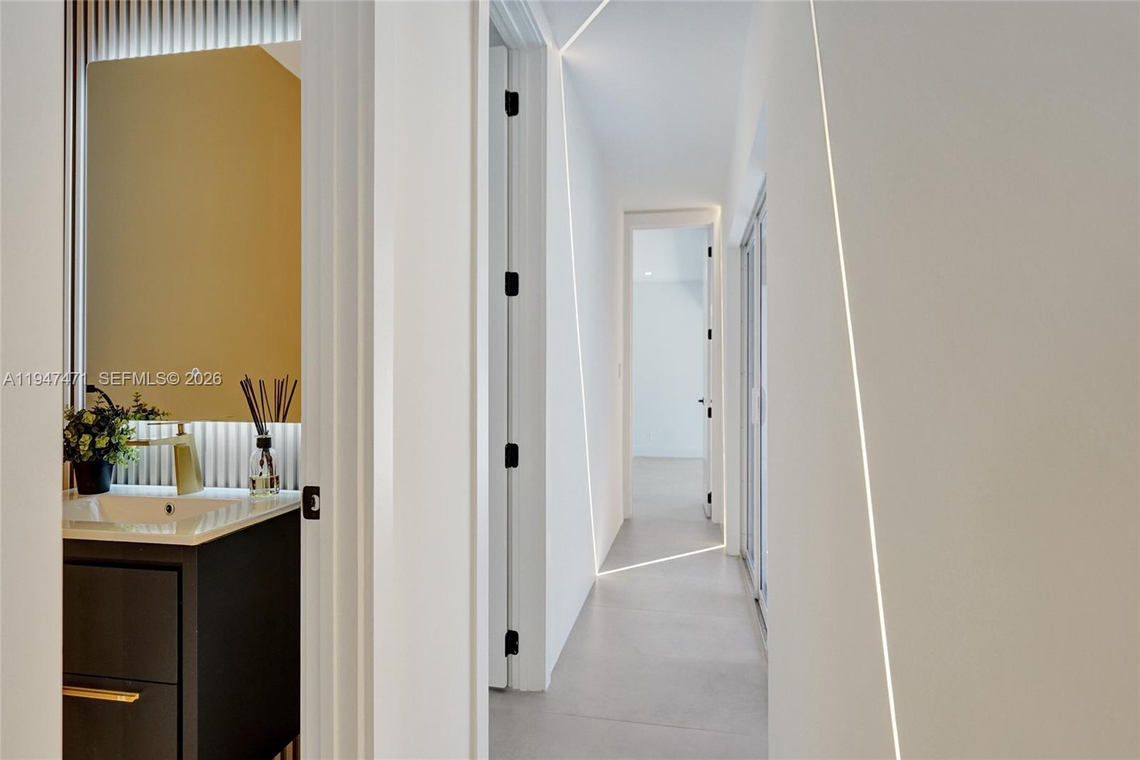 HOLLYWOOD HILLS - Residential