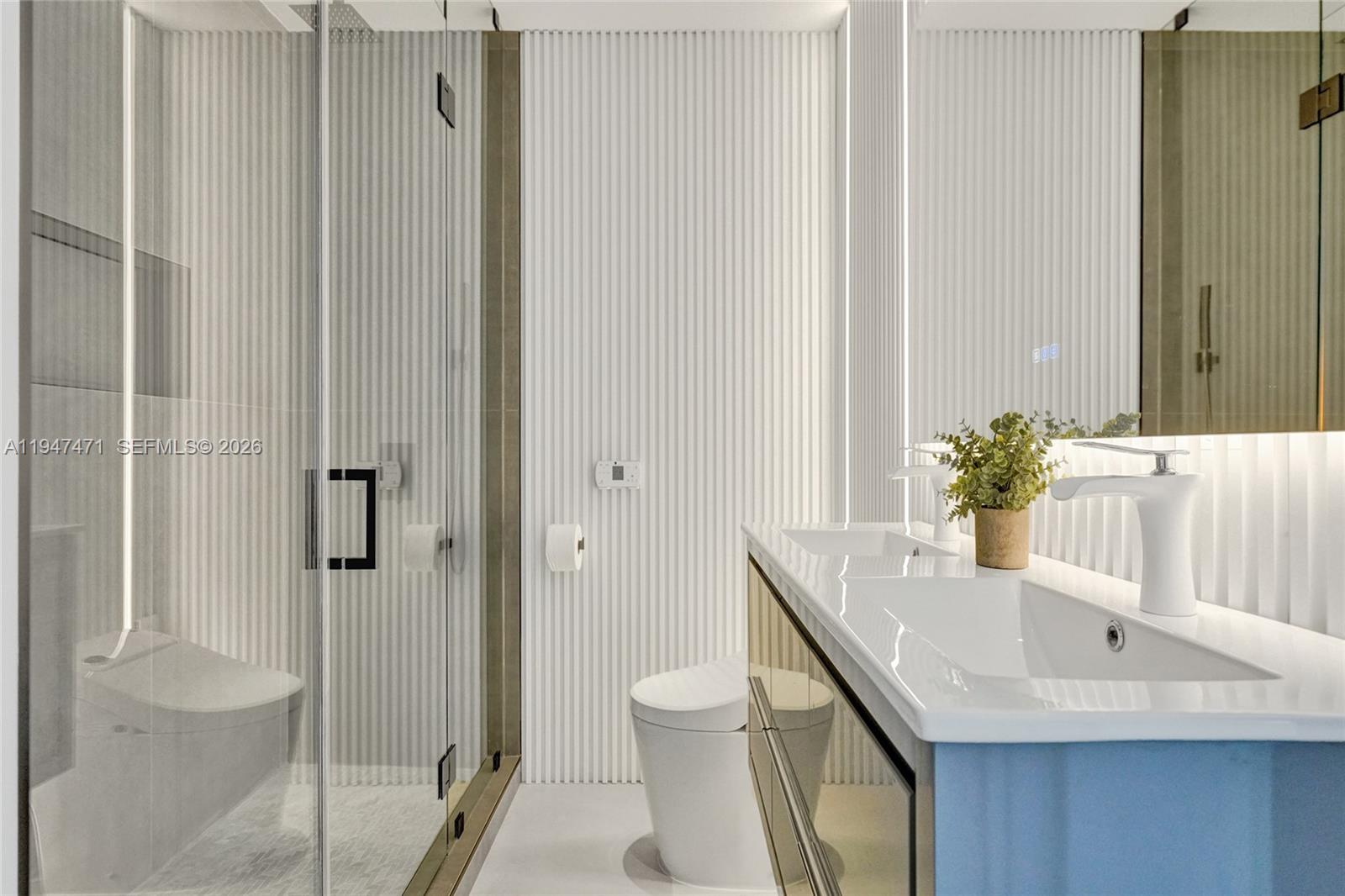 HOLLYWOOD HILLS - Residential