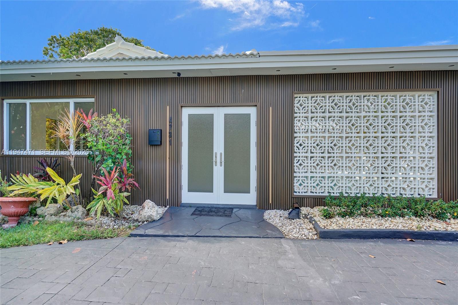 HOLLYWOOD HILLS - Residential