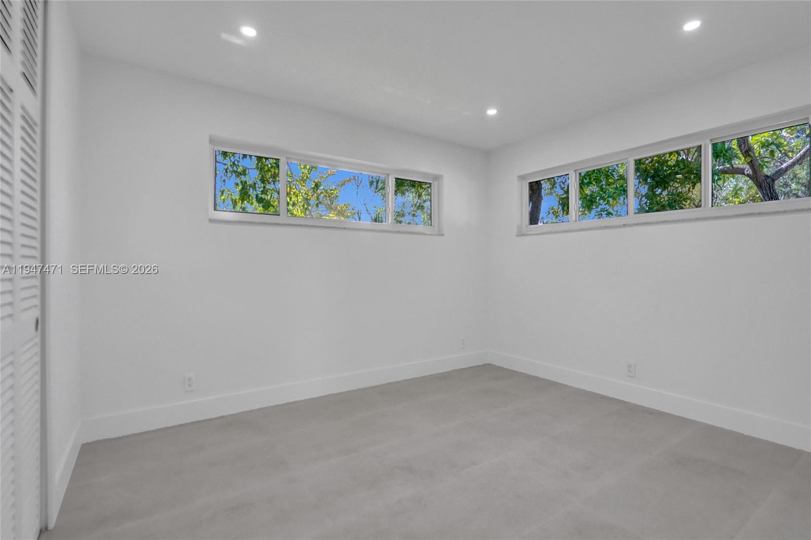 HOLLYWOOD HILLS - Residential