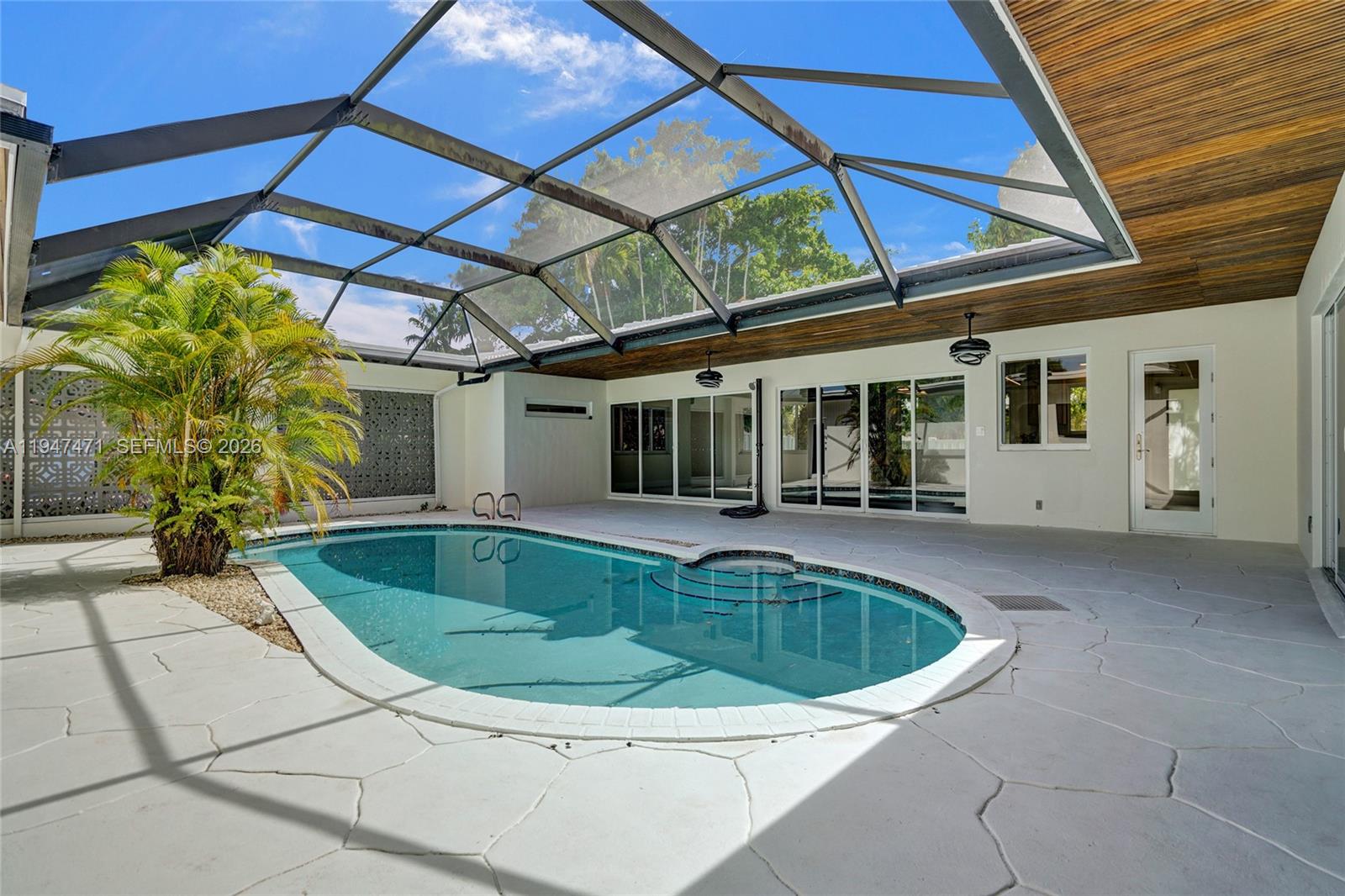 HOLLYWOOD HILLS - Residential