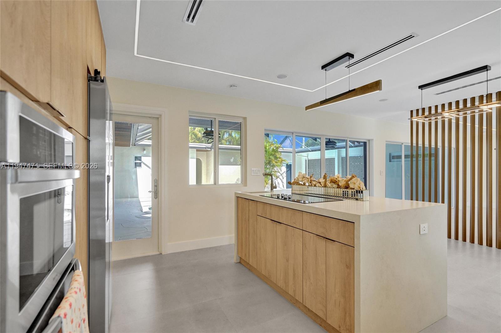 HOLLYWOOD HILLS - Residential