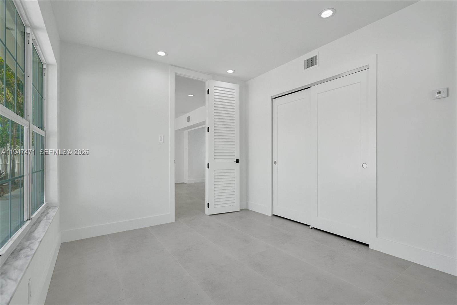 HOLLYWOOD HILLS - Residential