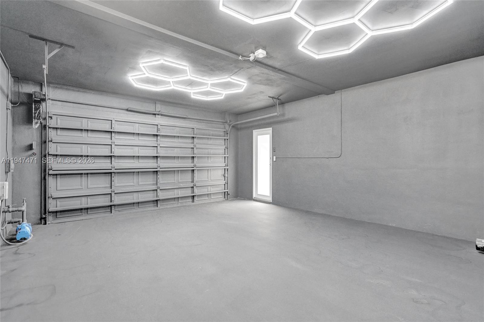 HOLLYWOOD HILLS - Residential