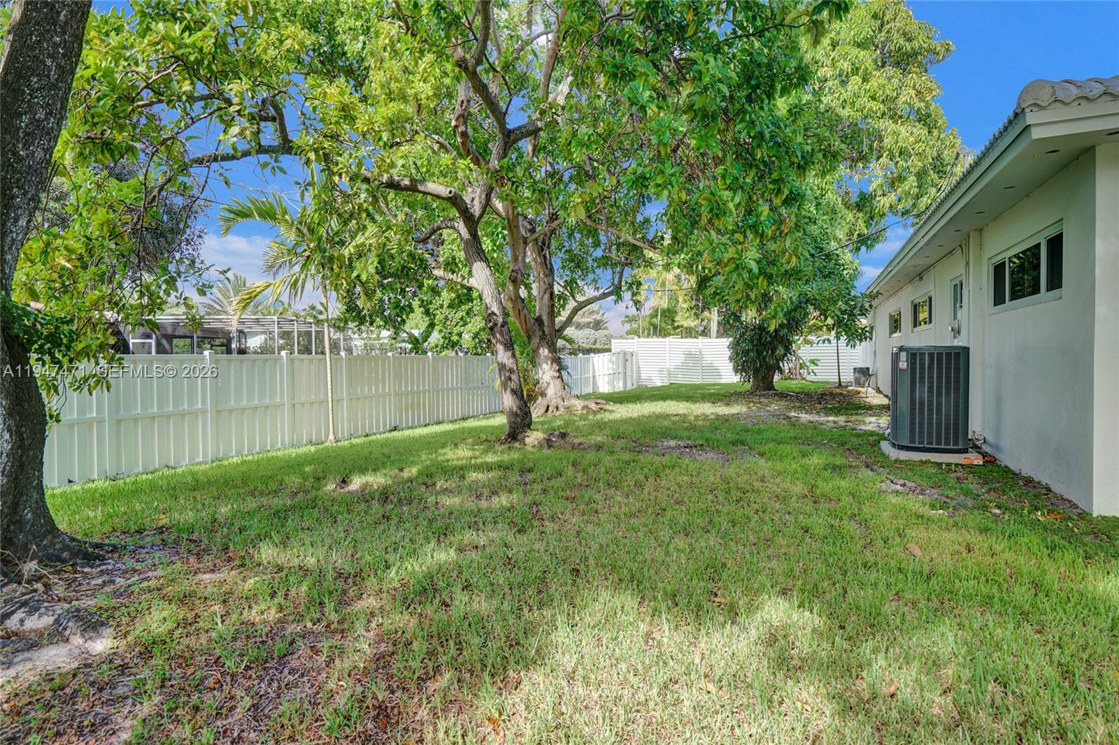 HOLLYWOOD HILLS - Residential
