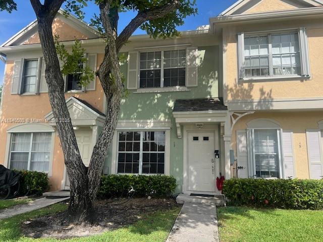 Beautiful 2-Bedroom Townhouse in Coconuts at Weston.
Welcome to this well-maintained 2-bedroom, 1.5-bathroom townhouse located in the highly sought-after Coconuts community in Weston. Featuring tile flooring on the first floor and laminate upstairs, this home offers comfort and style in a prime location.Enjoy the convenience of being close to top-rated schools, shopping plazas, major highways, and the Bonaventure Town Center , Full access to the Bonaventure Town Center Club, which offers resort-style
