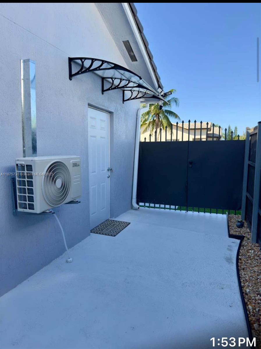 Efficiency for rent, 1 bedrooms, 1 bathroom and Kitchen, offering a comfortable living space and Location. Water, electricity, and internet are included. No access to the backyard. There is no washer and dryer in the unit, no pets are allowed, and no association approval is required.