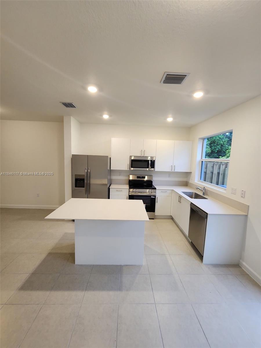 Be the first to live in this beautiful brand-new 3-bedroom, 3-bath home in the desirable Delmar community of Homestead! This newly constructed Lennar property features modern finishes throughout, spacious living areas, and a private fenced backyard – perfect for relaxing or entertaining. A brand-new washer and dryer will be installed soon for your convenience. Pets OK!
Enjoy living in a vibrant new community with easy access to shopping, dining, and major highways. Price may be negotiable for the right tenant. Credit and background check required. Listing agent is highly responsive and ready to help make this home yours! Hablamos Español tambien.