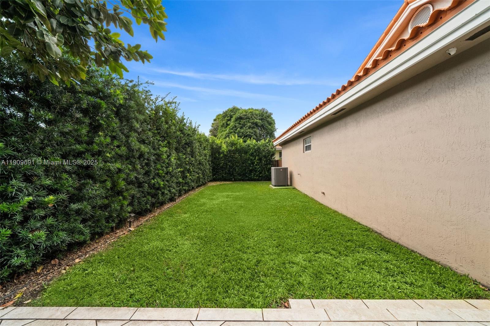 EUGENIA GROVES PARK - Residential