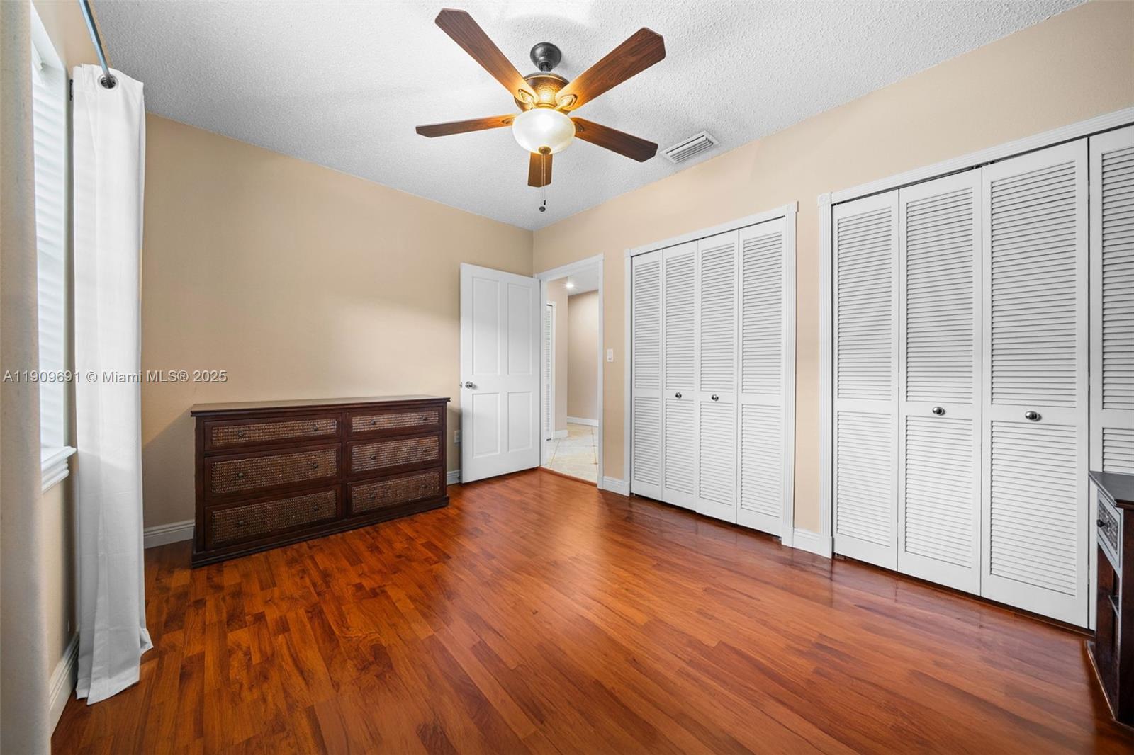 EUGENIA GROVES PARK - Residential