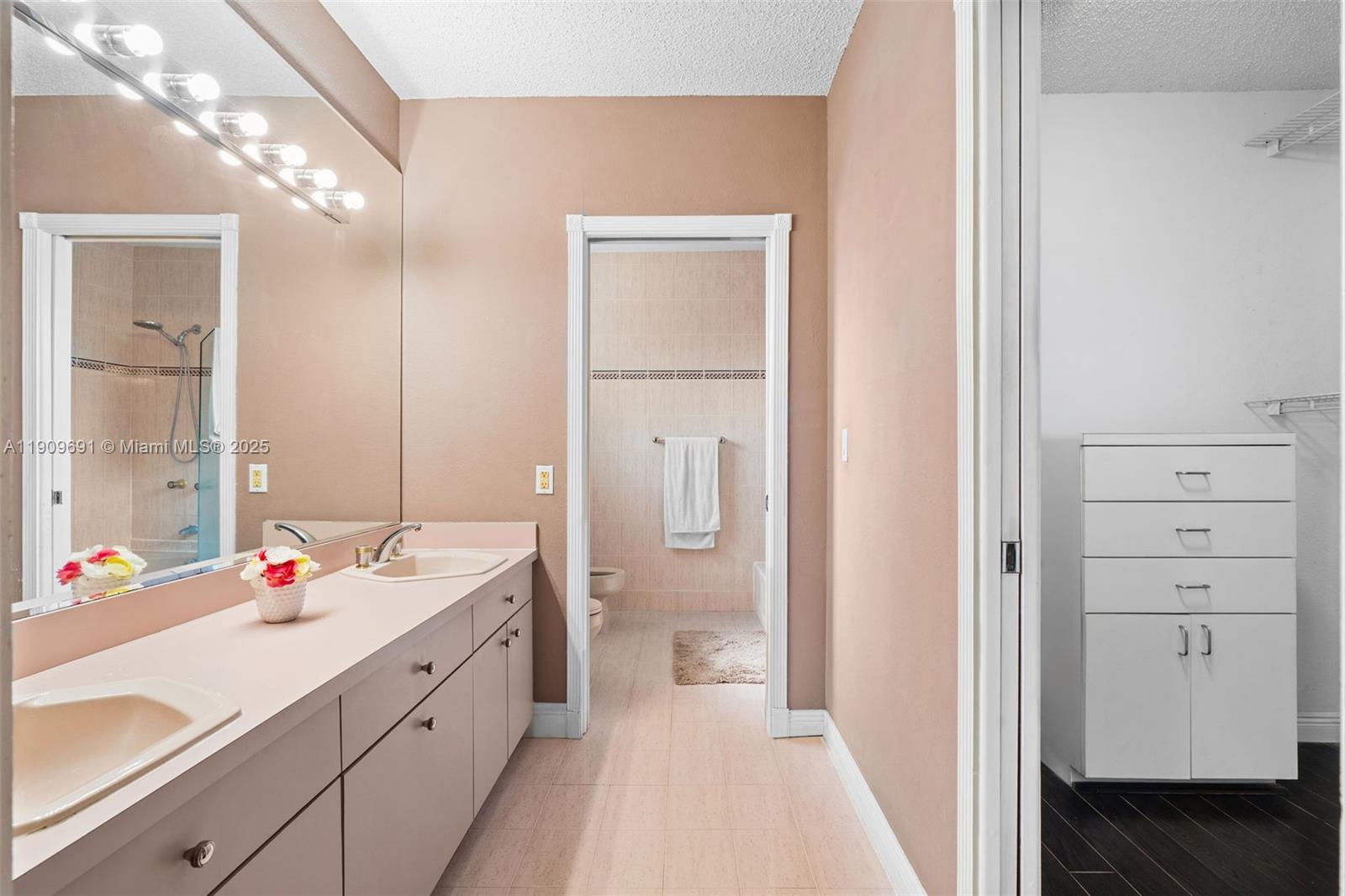 EUGENIA GROVES PARK - Residential