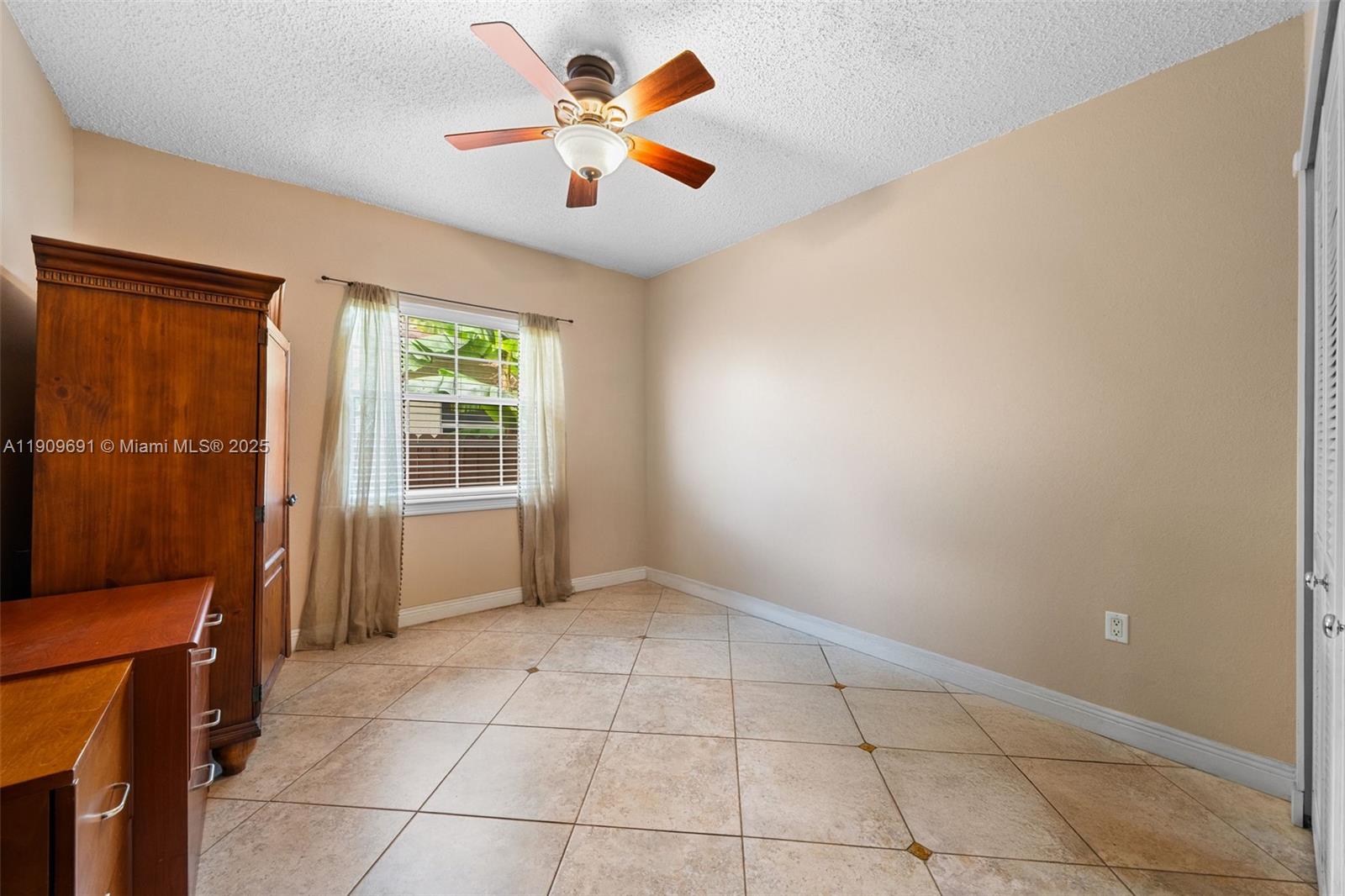 EUGENIA GROVES PARK - Residential