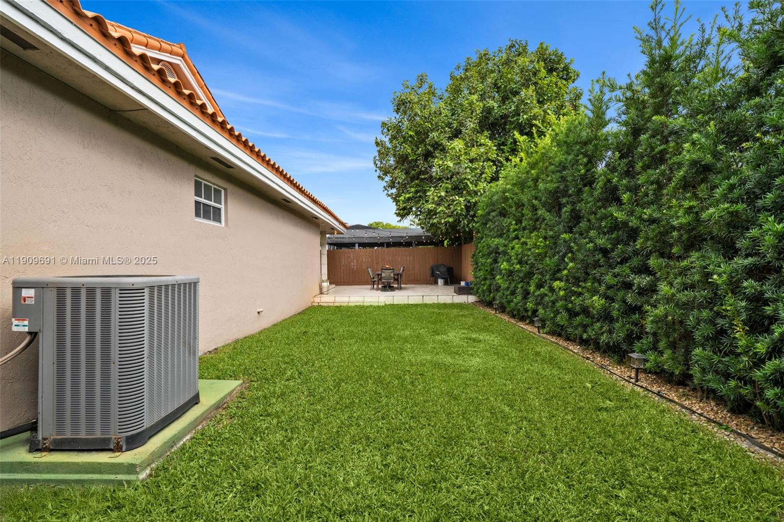 EUGENIA GROVES PARK - Residential