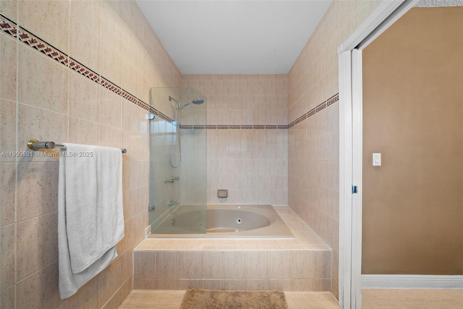 EUGENIA GROVES PARK - Residential