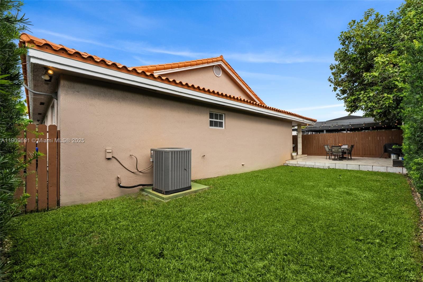 EUGENIA GROVES PARK - Residential