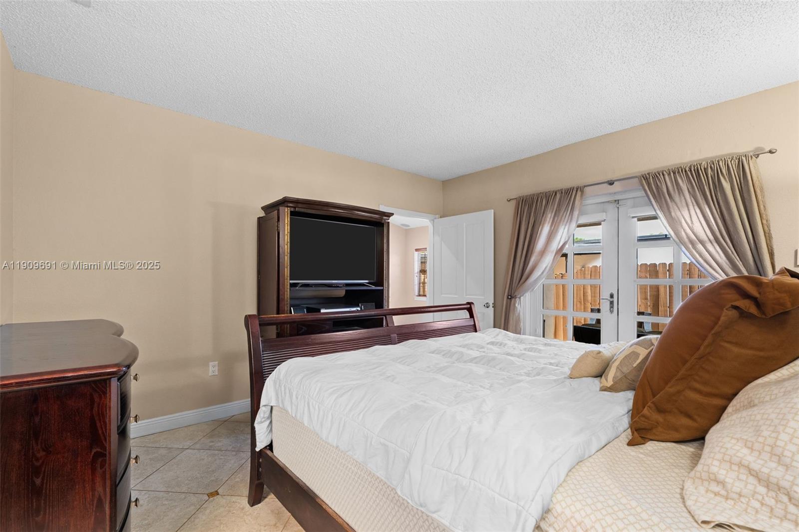 EUGENIA GROVES PARK - Residential