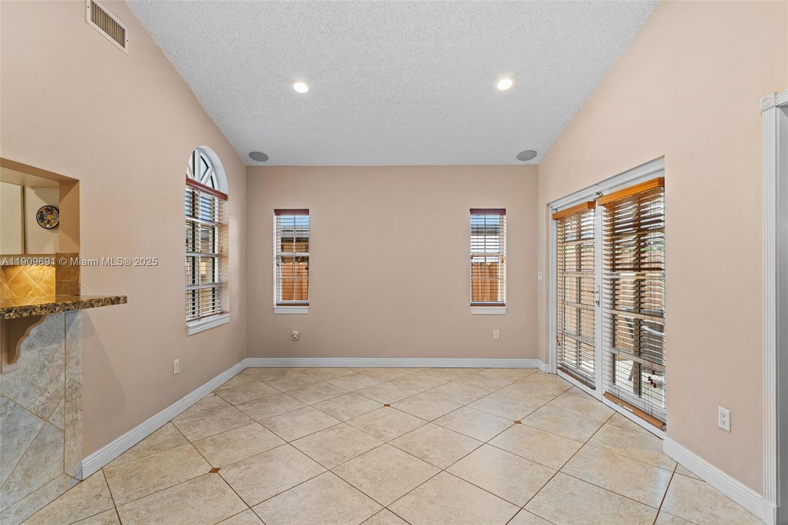 EUGENIA GROVES PARK - Residential