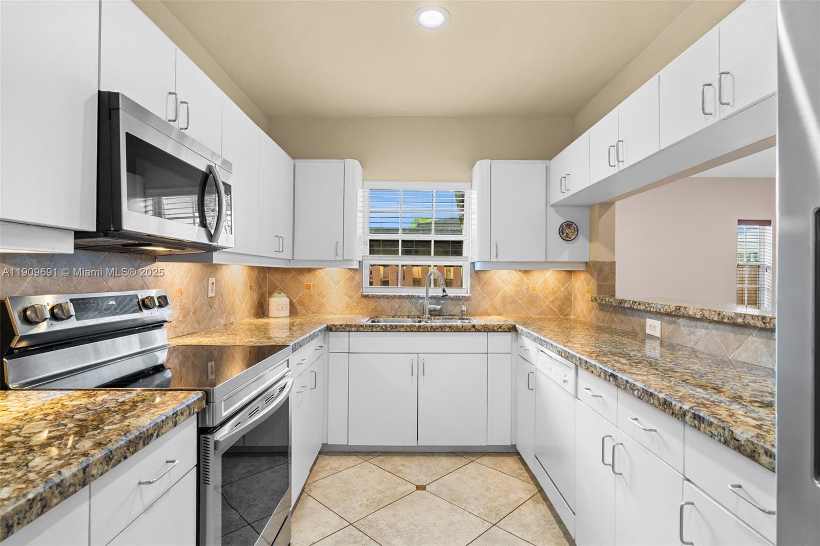 EUGENIA GROVES PARK - Residential