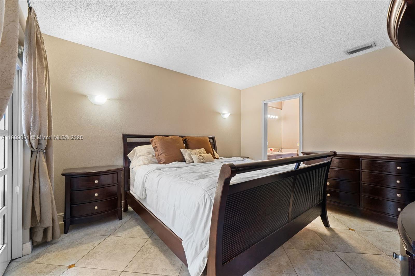 EUGENIA GROVES PARK - Residential