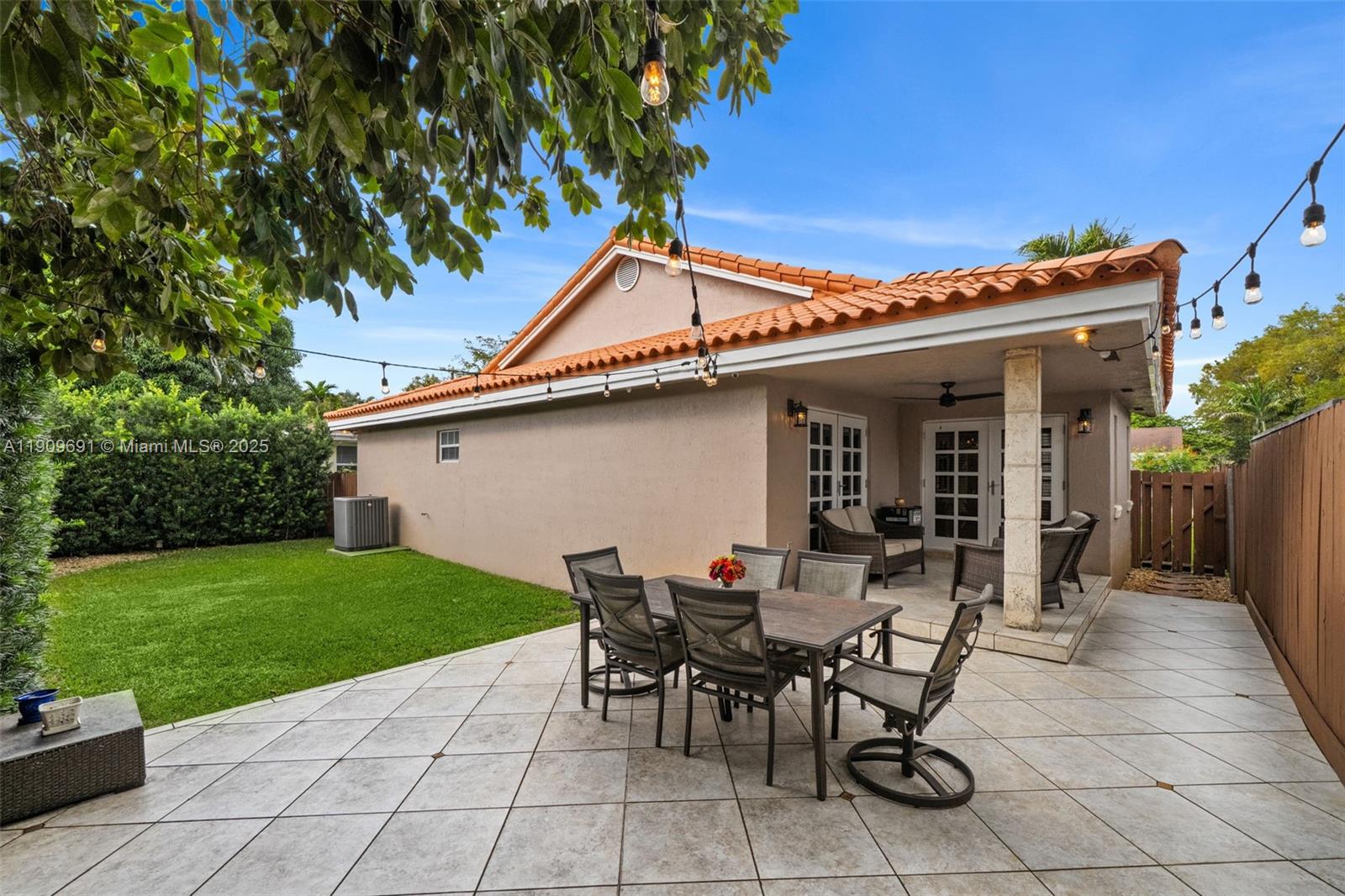 EUGENIA GROVES PARK - Residential