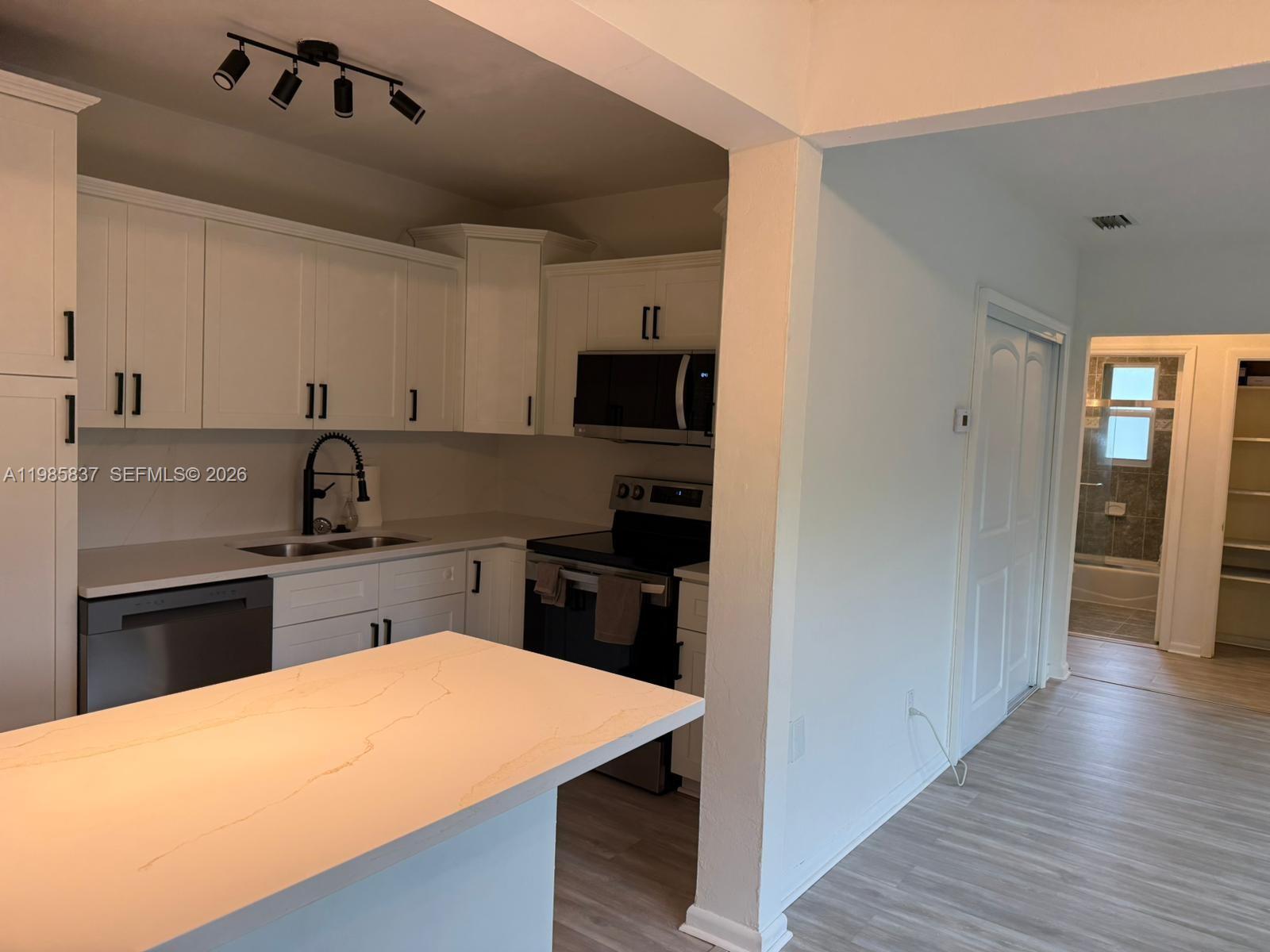 MARSEILLES DECO CONDO - Residential Lease