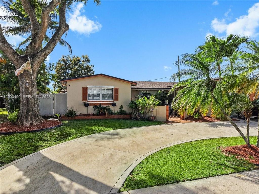 Photo of 600 SW 67th Ave, Pembroke Pines, FL 33023 (MLS # A12000490)