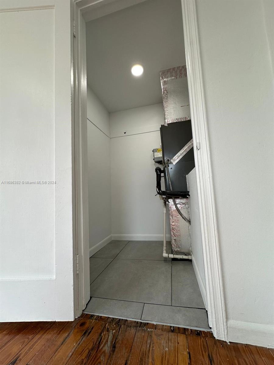 Marseilles Deco Condo - Residential