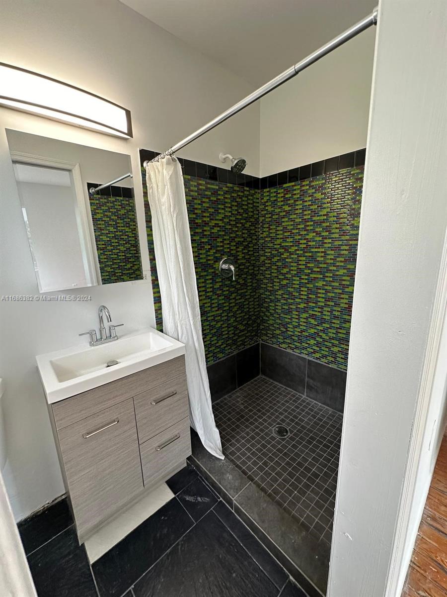 Marseilles Deco Condo - Residential