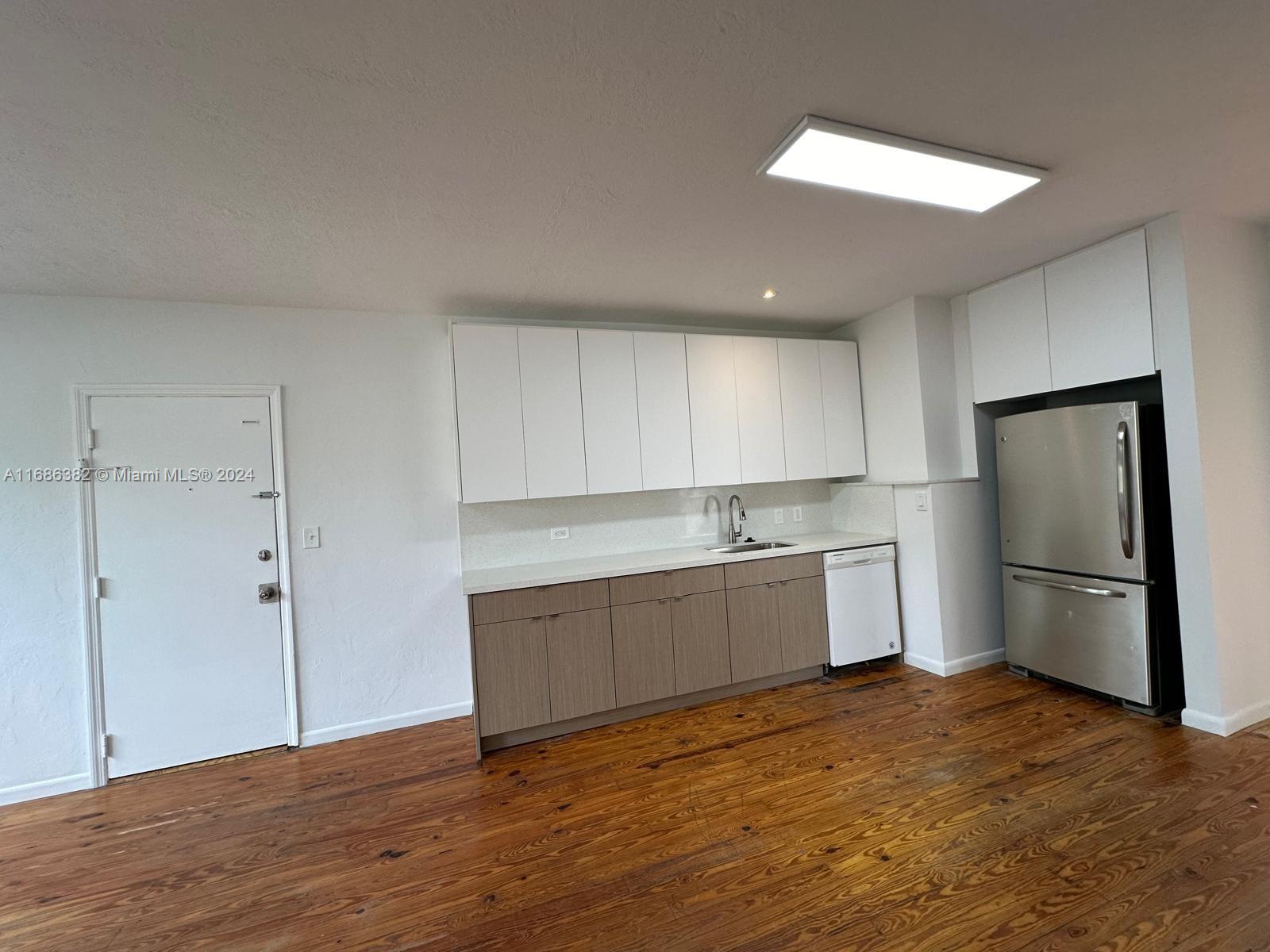 Marseilles Deco Condo - Residential