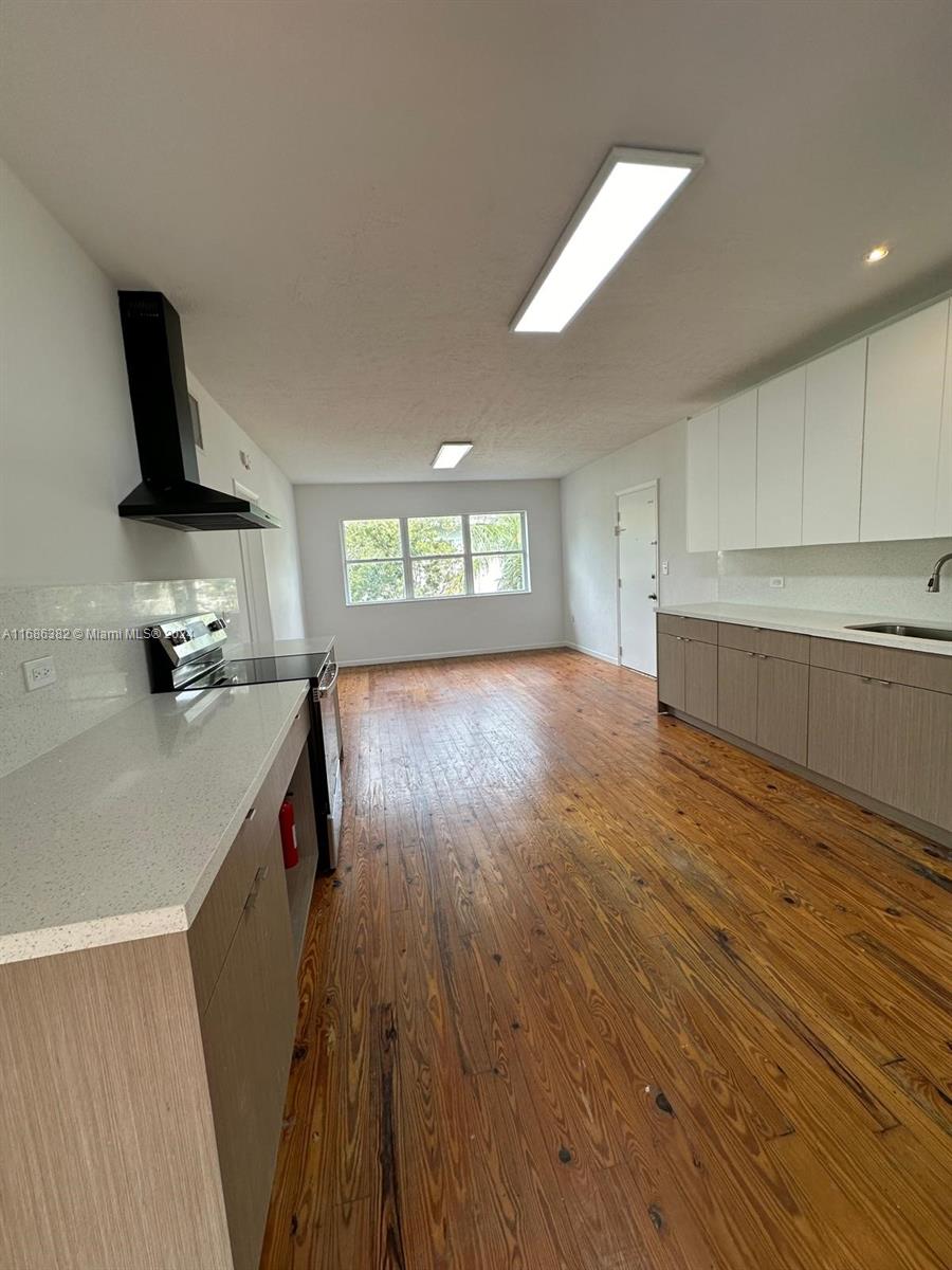 Marseilles Deco Condo - Residential