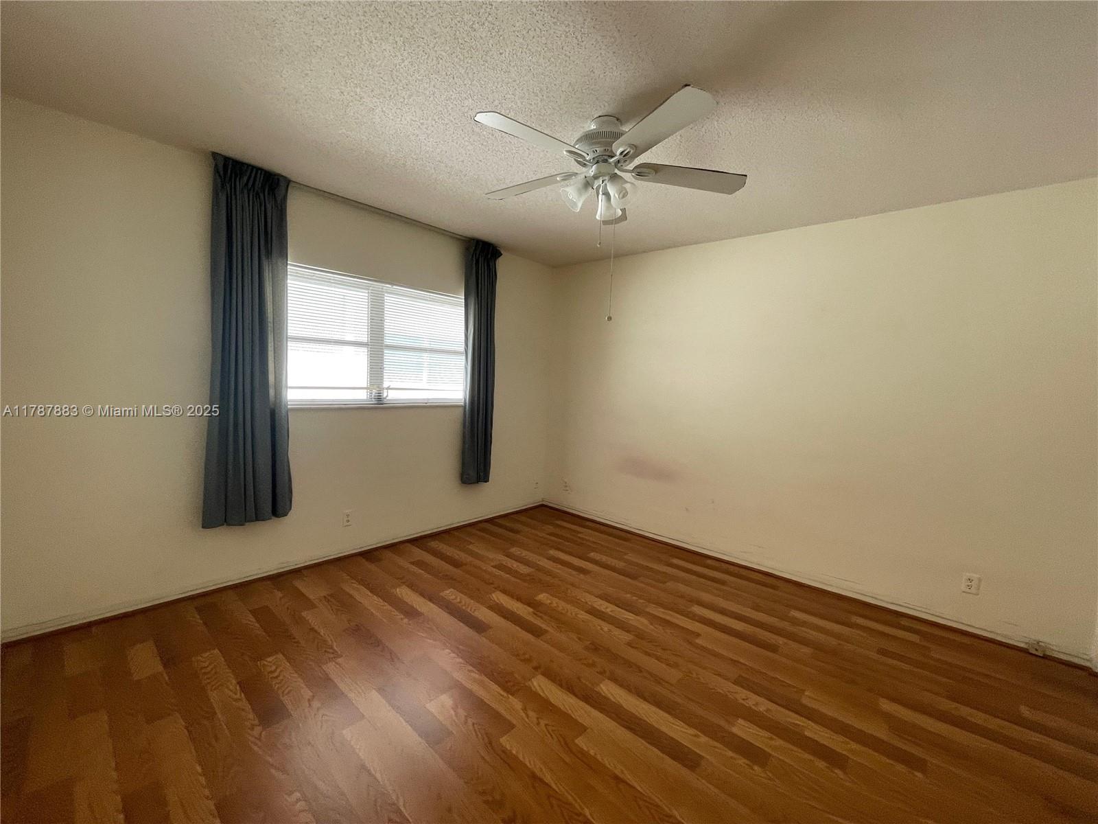 Spacious 1-bedroom / 1-bath condo in a quiet boutique building in Hollywood, FL. This unit features central A/C, heating, dishwasher and a microwave. Ideal for those seeking a peaceful, well-located home.