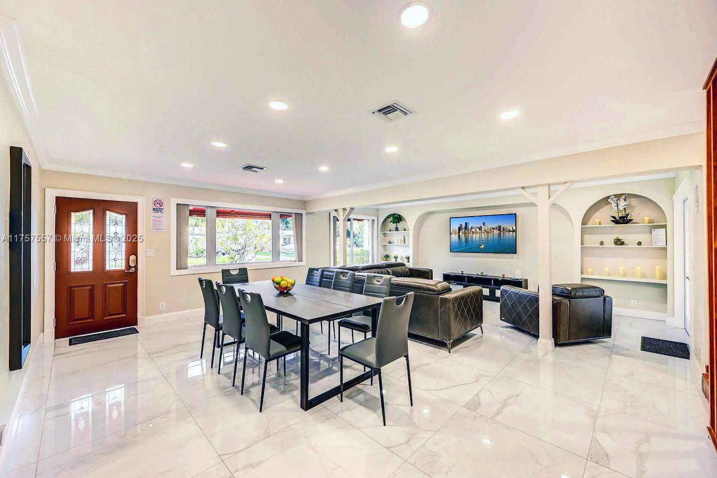 COUNTRY CLUB HOMES - Residential