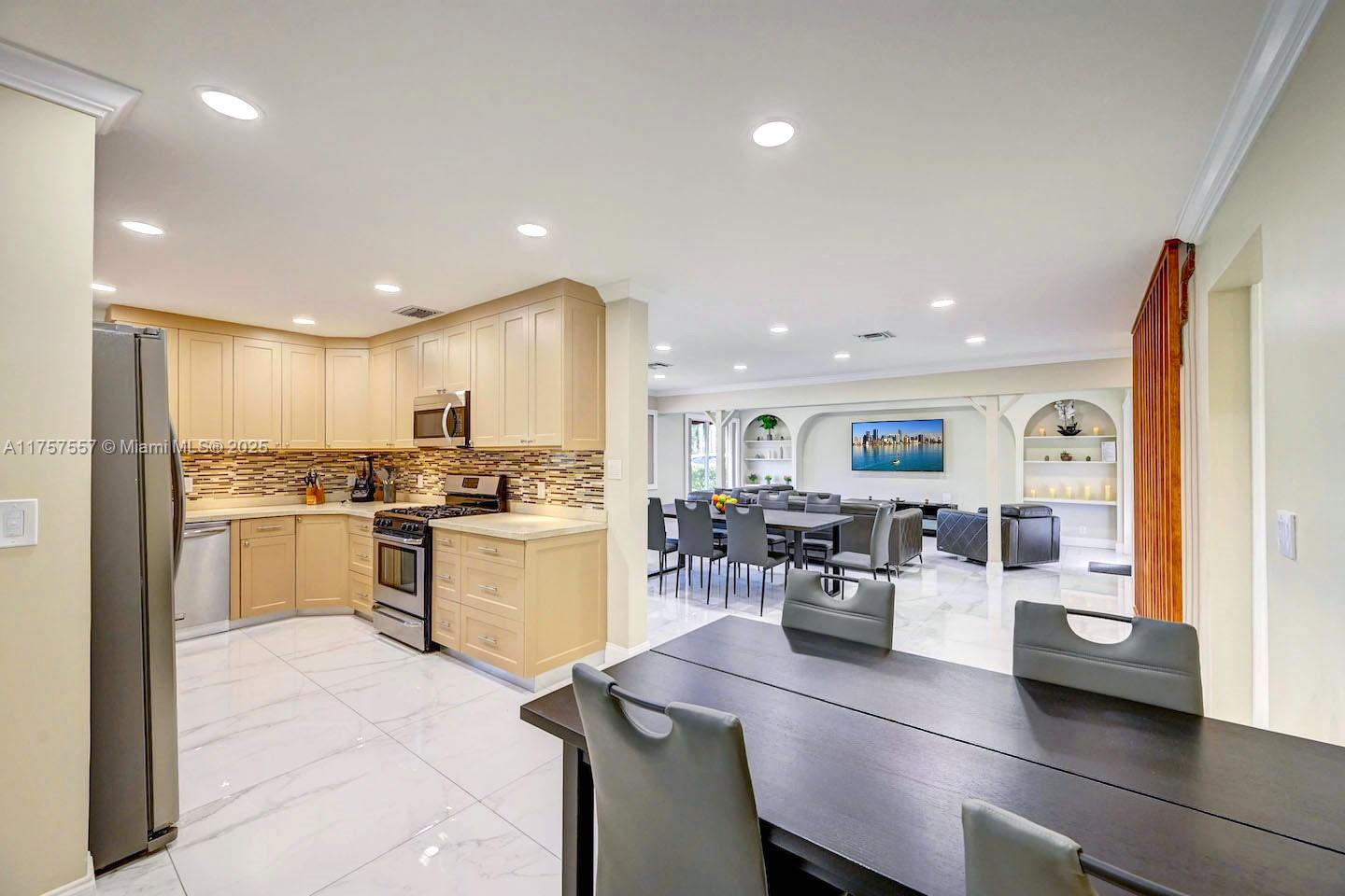 COUNTRY CLUB HOMES - Residential