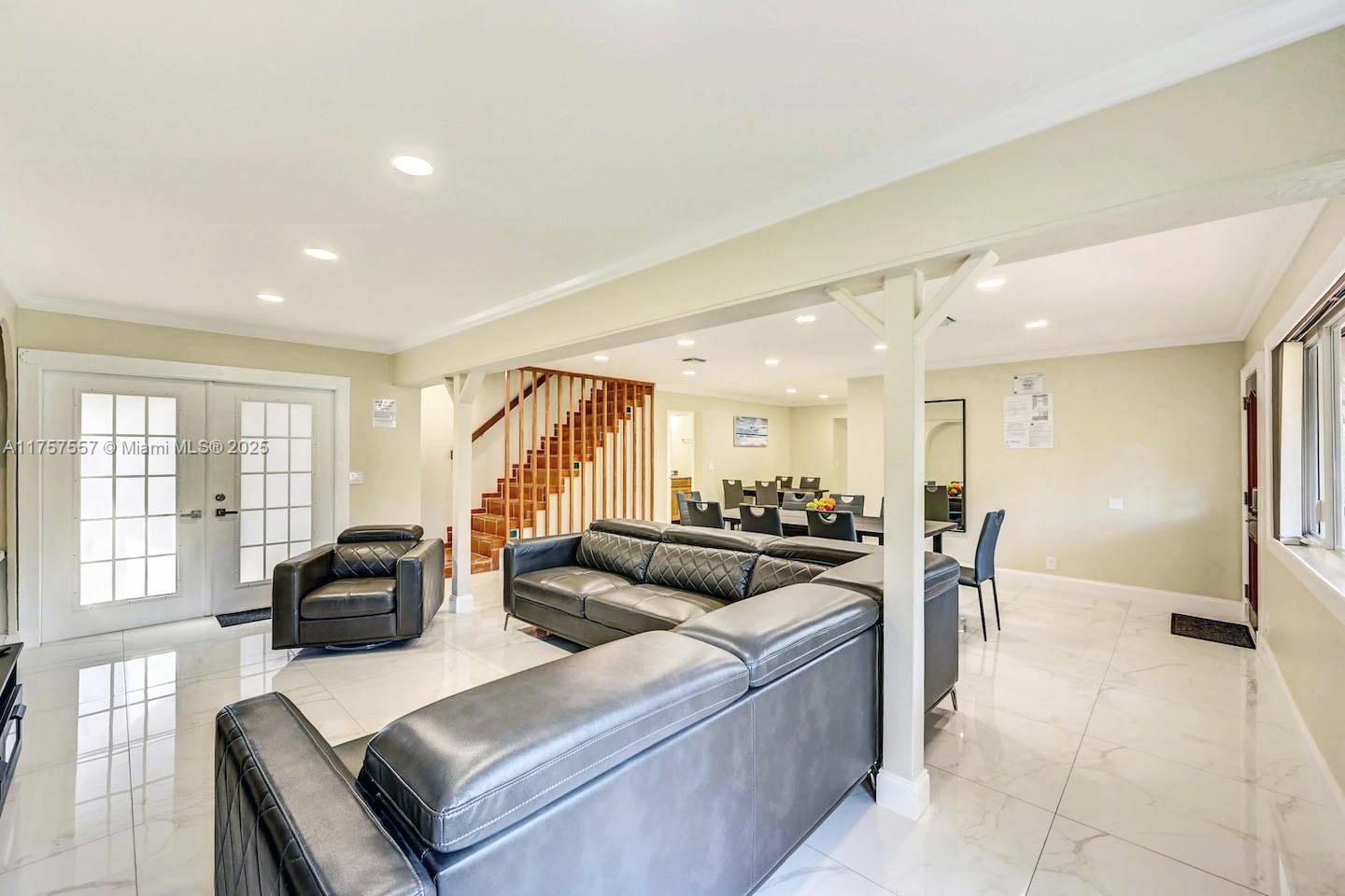 COUNTRY CLUB HOMES - Residential