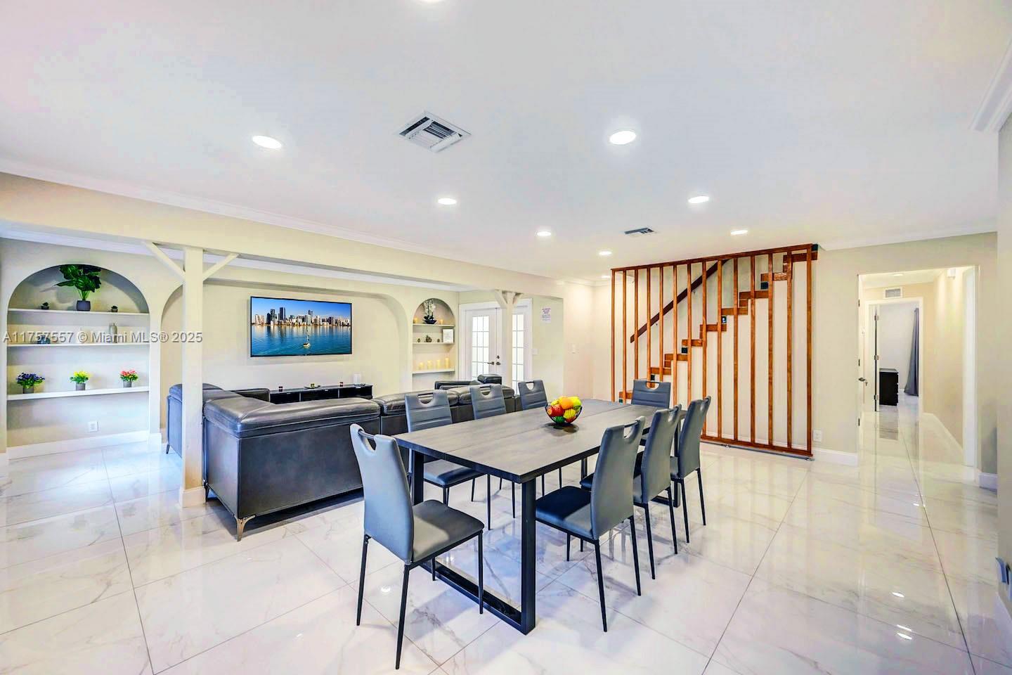 COUNTRY CLUB HOMES - Residential