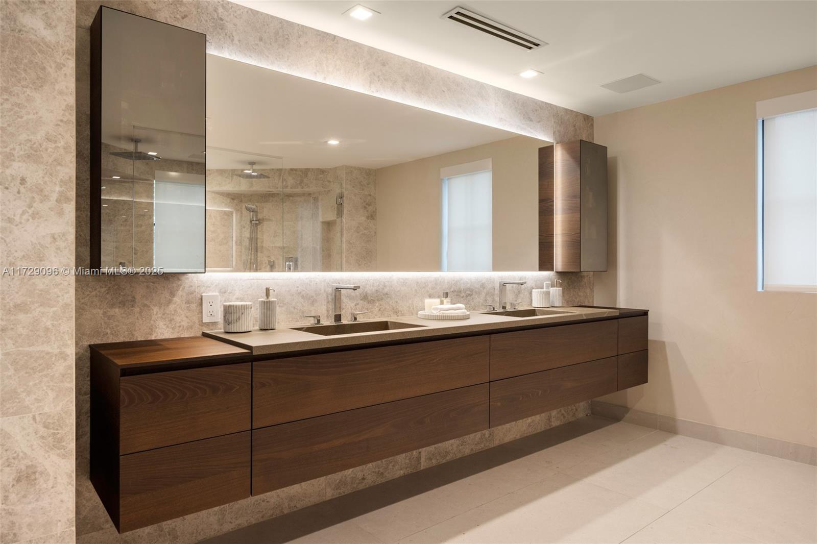 HAMMOCK LAKE PK REPLAT OF - Residential